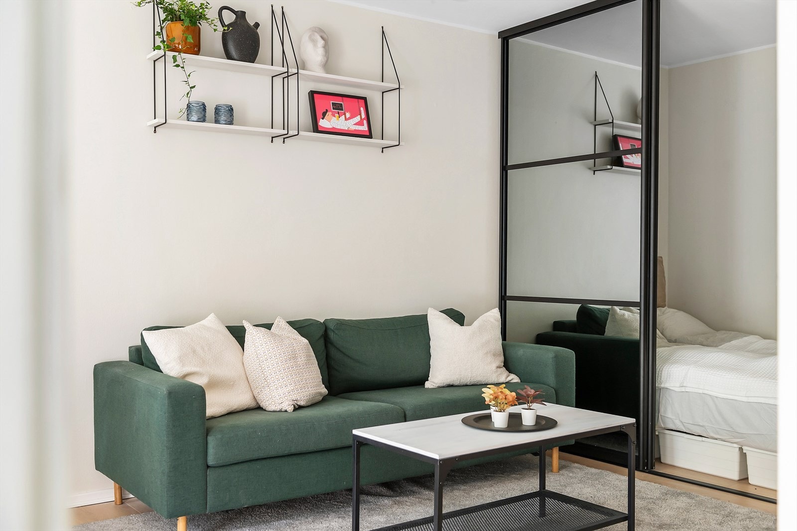 Leiligheten ble overflateoppusset i 2024, med bl.a. ny 1-stavs laminat, samt nymalte vegg- og himlingsflater Galleribilde