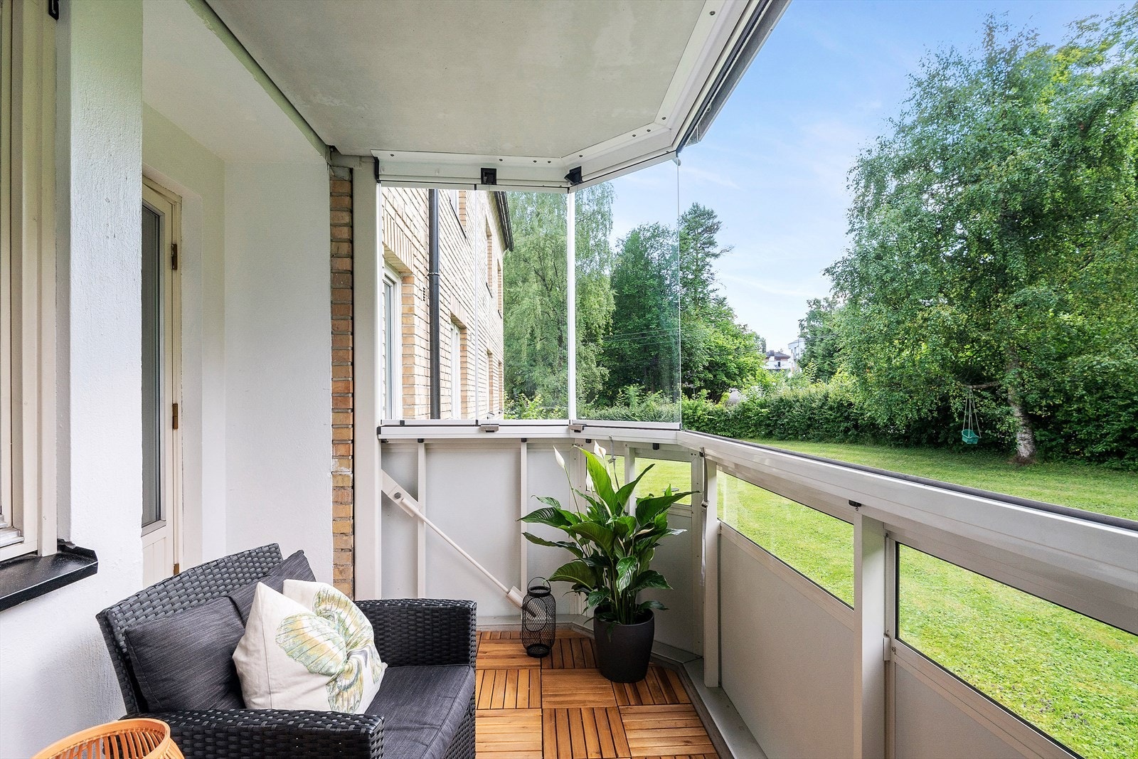 Balkongen har treheller og glass som kan skyves til side. Møbleringsmuligheter for utemøblement, grill og beplantning Galleribilde