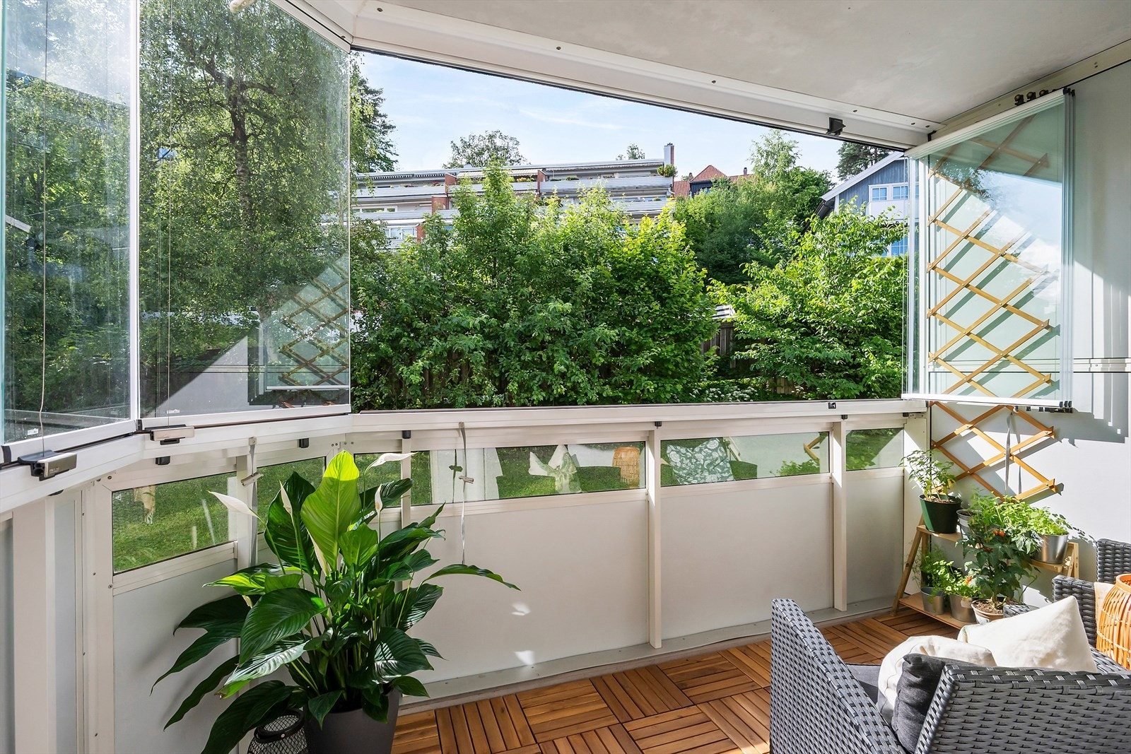 Fra stuen er det utgang til en innglasset balkong på ca. 6,6 kvm. Galleribilde