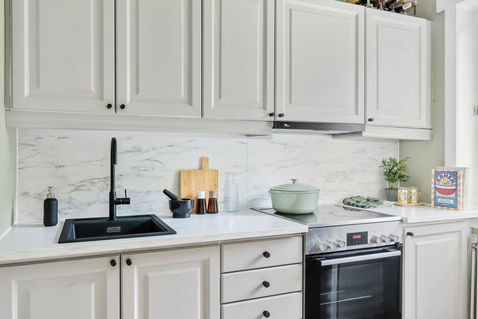 Kjøkkenet ble overflateoppusset i 2024 med bl.a. ny ventilator, benkeplate, komfyr, kjøleskap, veggplate og servant med blandebatteri. Det ble i tillegg lagt nytt gulv og montert ny taklampe Galleribilde