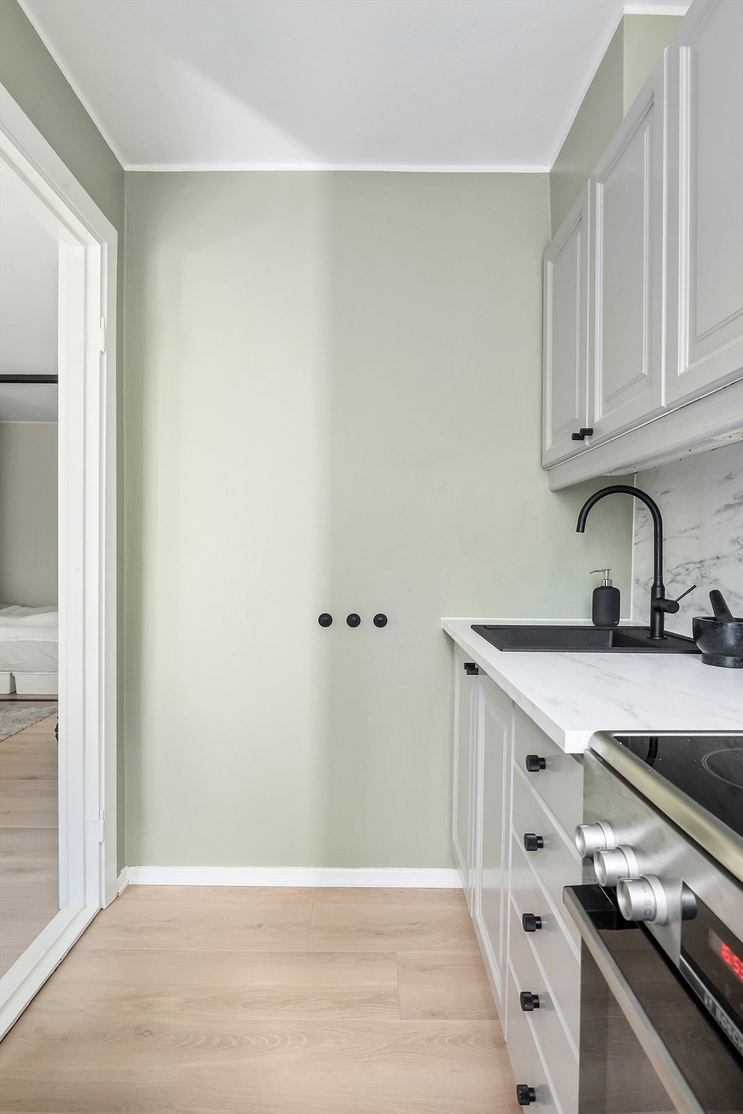 Kjøkkenet er praktisk utformet med gode oppbevaringsmuligheter Galleribilde