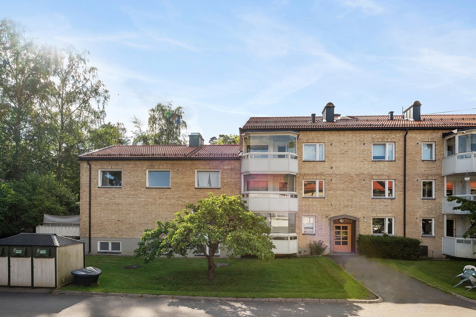 Borettslaget har parkering etter førstemann til mølla prinsippet med gyldig p-bevis. Det er i tillegg beboerparkering i området Galleribilde