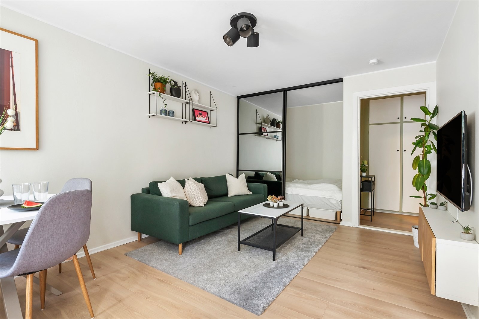 Lys og fin stue med pene overflater og gode møbleringsmuligheter Galleribilde