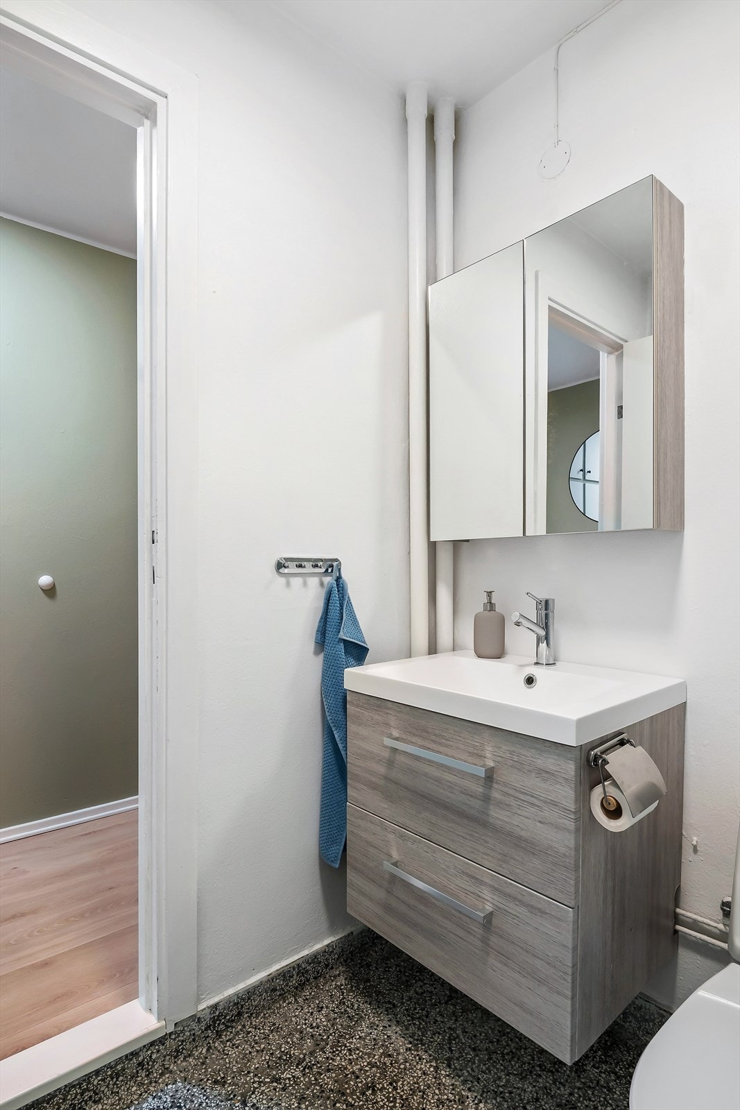 Nyere baderomsinnredning med speilskap Galleribilde