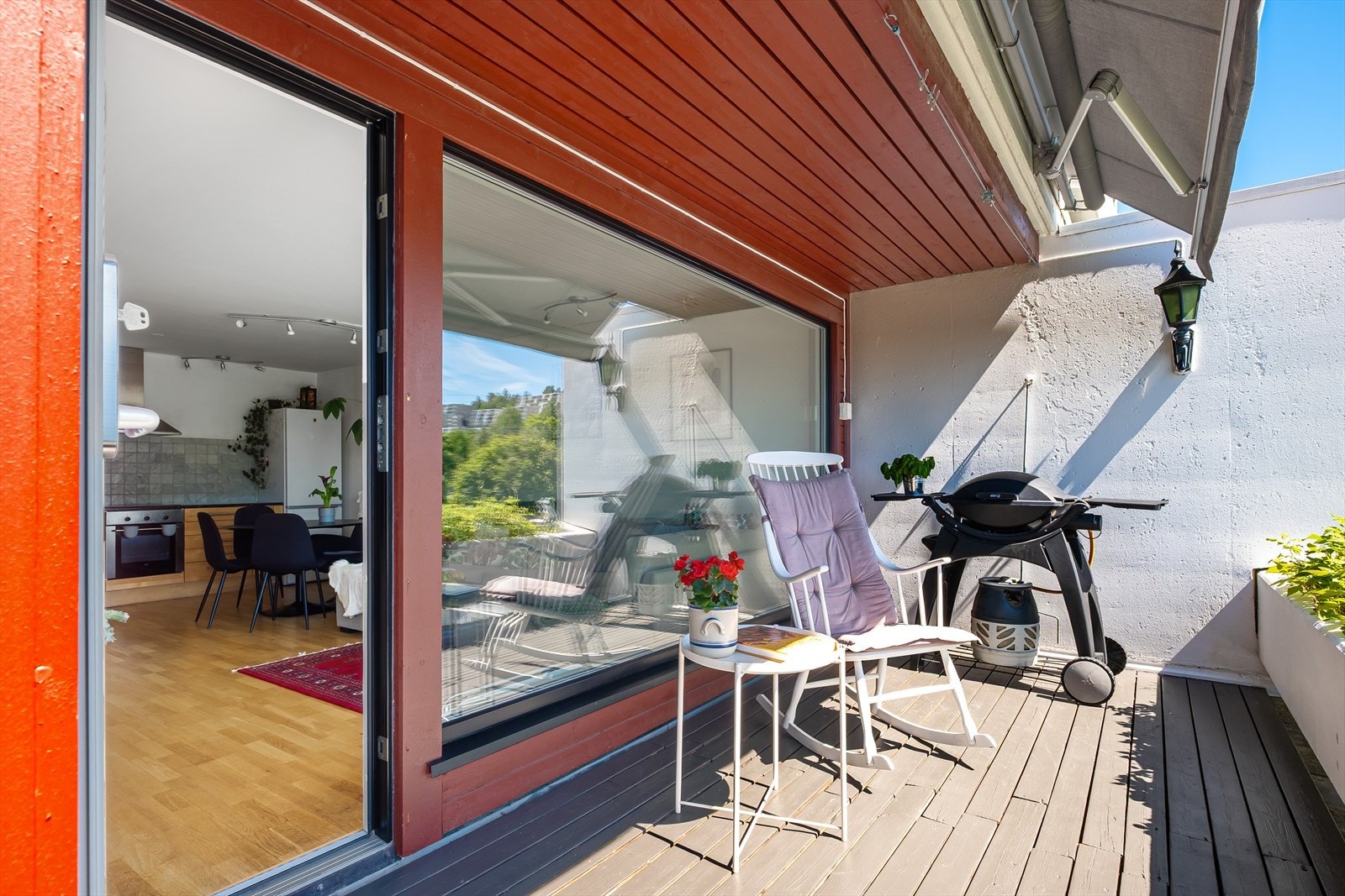 Fra stuen er det adkomst til en solrik og delvis overbygget terrasse på hele 11 m² Galleribilde