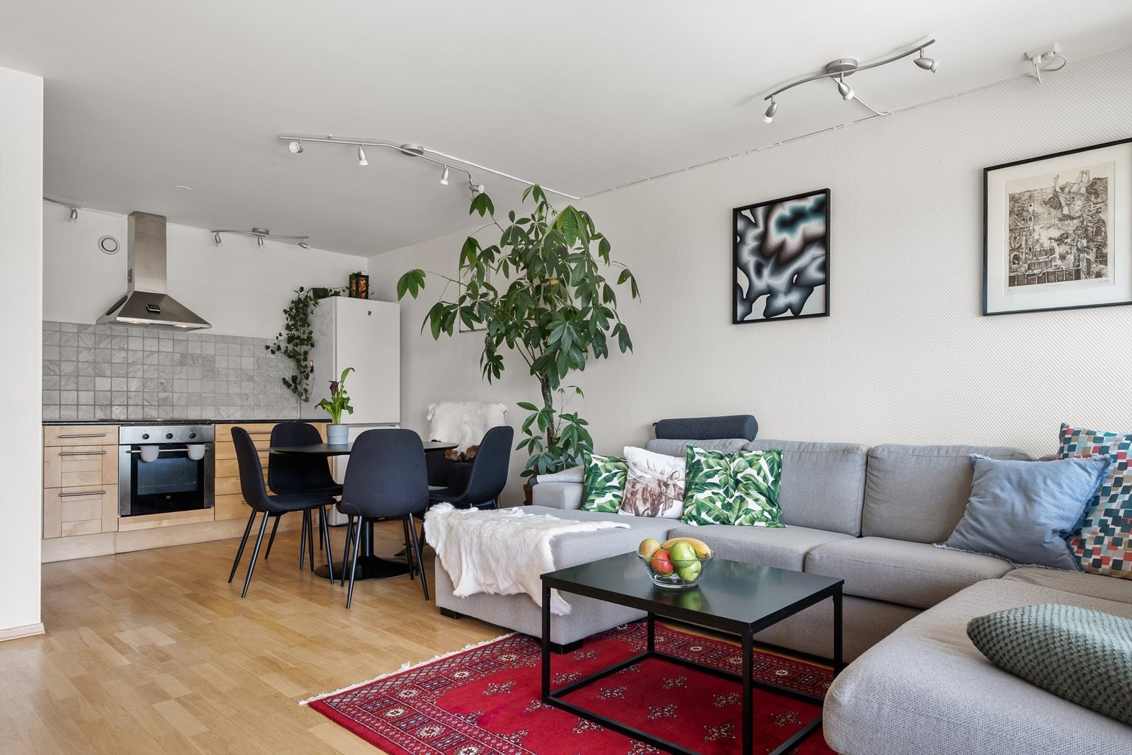 Den åpne løsningen mot kjøkkenet gir en god romfølelse og gjør dette til et sosialt og funksjonelt allrom - perfekt for både hverdagsliv og gjestfrihet Galleribilde