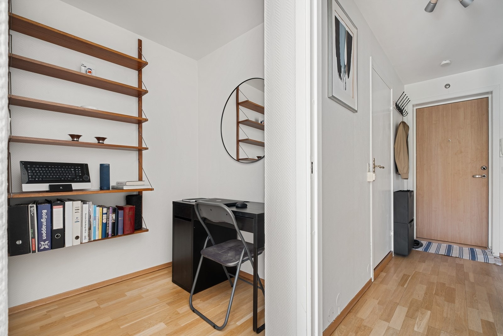 Hvor den ene delen i dag benyttes som hjemmekontor - men like gjerne kan gjøres om til et romslig walk-in closet eller lesekrok etter behov Galleribilde