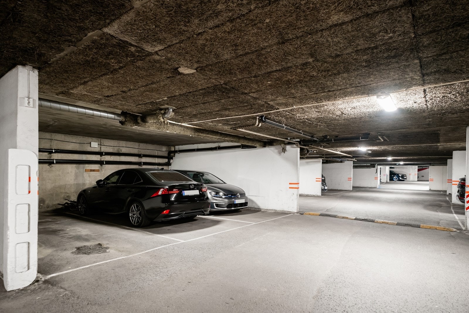 Det medfølger en parkeringsplass i felles garasjeanlegg markert med 2041 - det er mulig å installerer elbil lader på plassen via felles avtale i borrettslaget Galleribilde