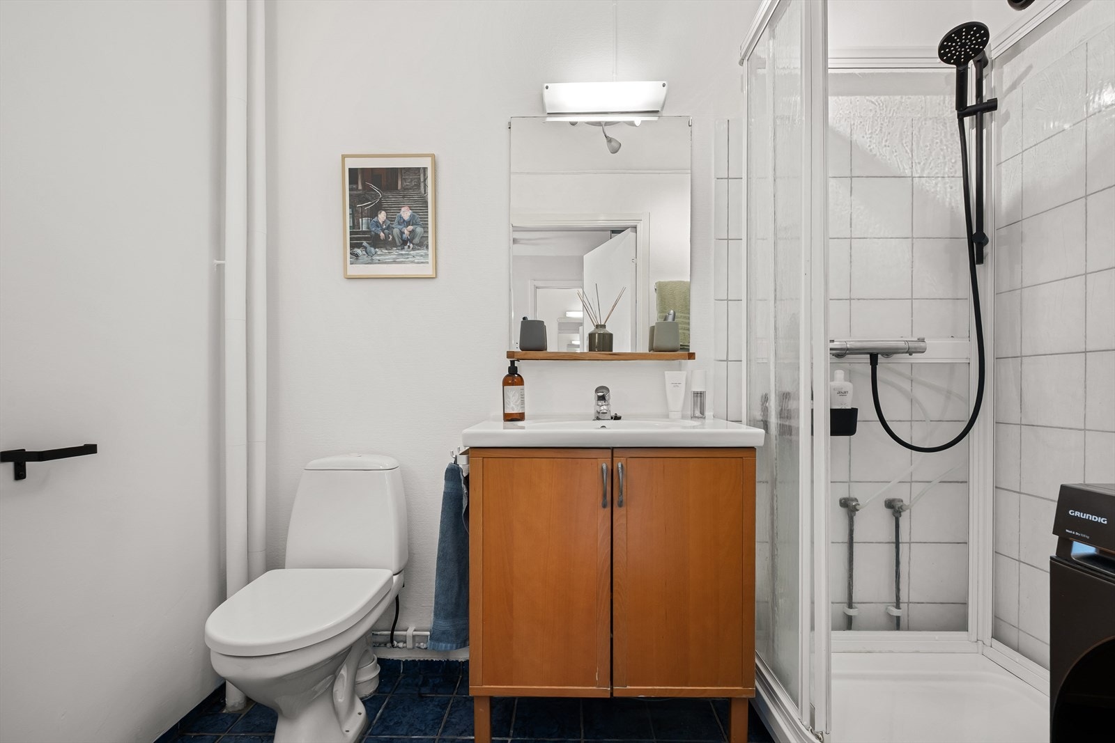 Badet fungerer i dag som både baderom og vaskerom, og er innredet med alt du trenger i det daglige - inkludert opplegg for vaskemaskin Galleribilde