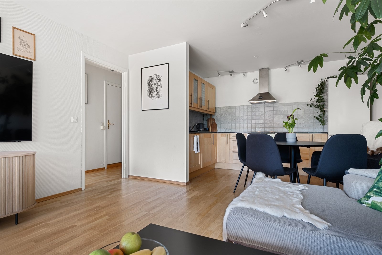 Videre kommer man til en lys og luftig stue Galleribilde