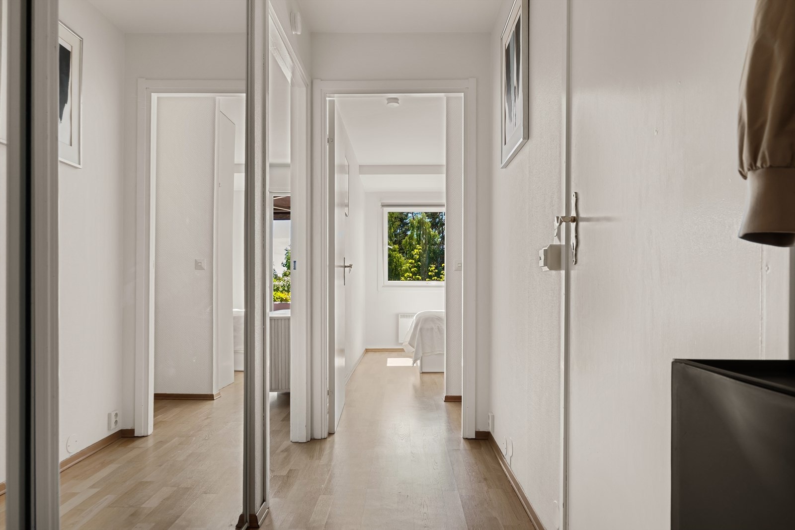 Her er det god plass til å henge og sette fra seg yttertøy i en stor skyvedørsgarderobe Galleribilde