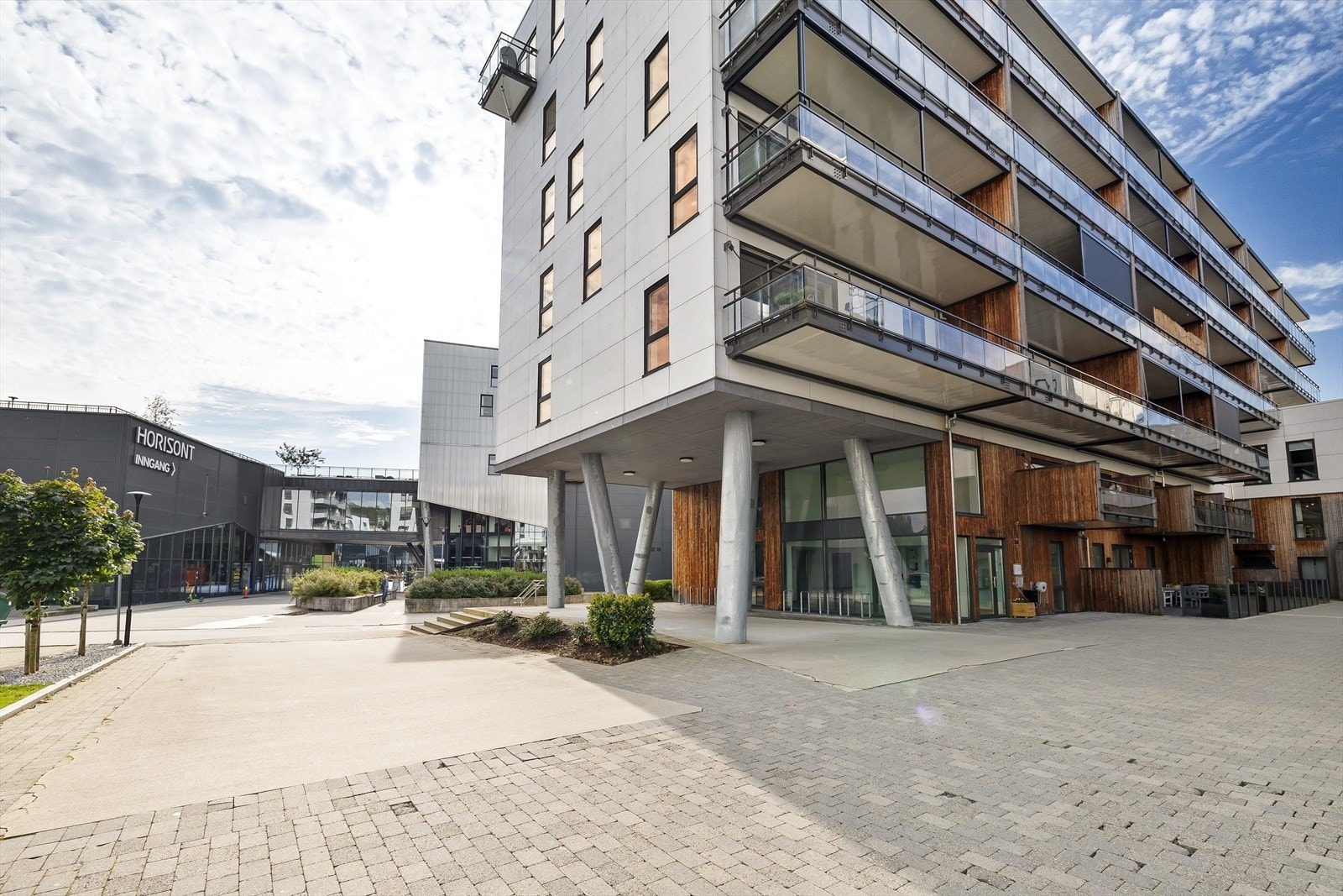 Her har man muligheten til å nyte et godt måltid eller en kopp kaffe på blant annet Egons eller Jordbærpikene. Galleribilde