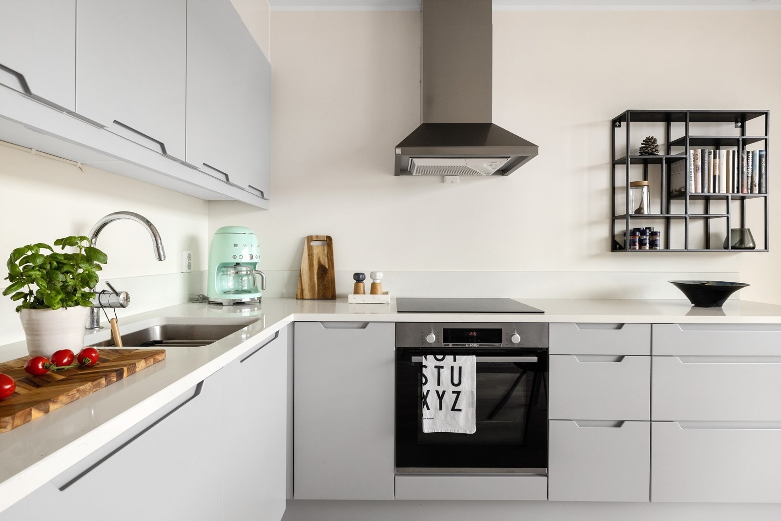 Steinbenkeplaten fortsetter stilfullt opp langs veggen Galleribilde