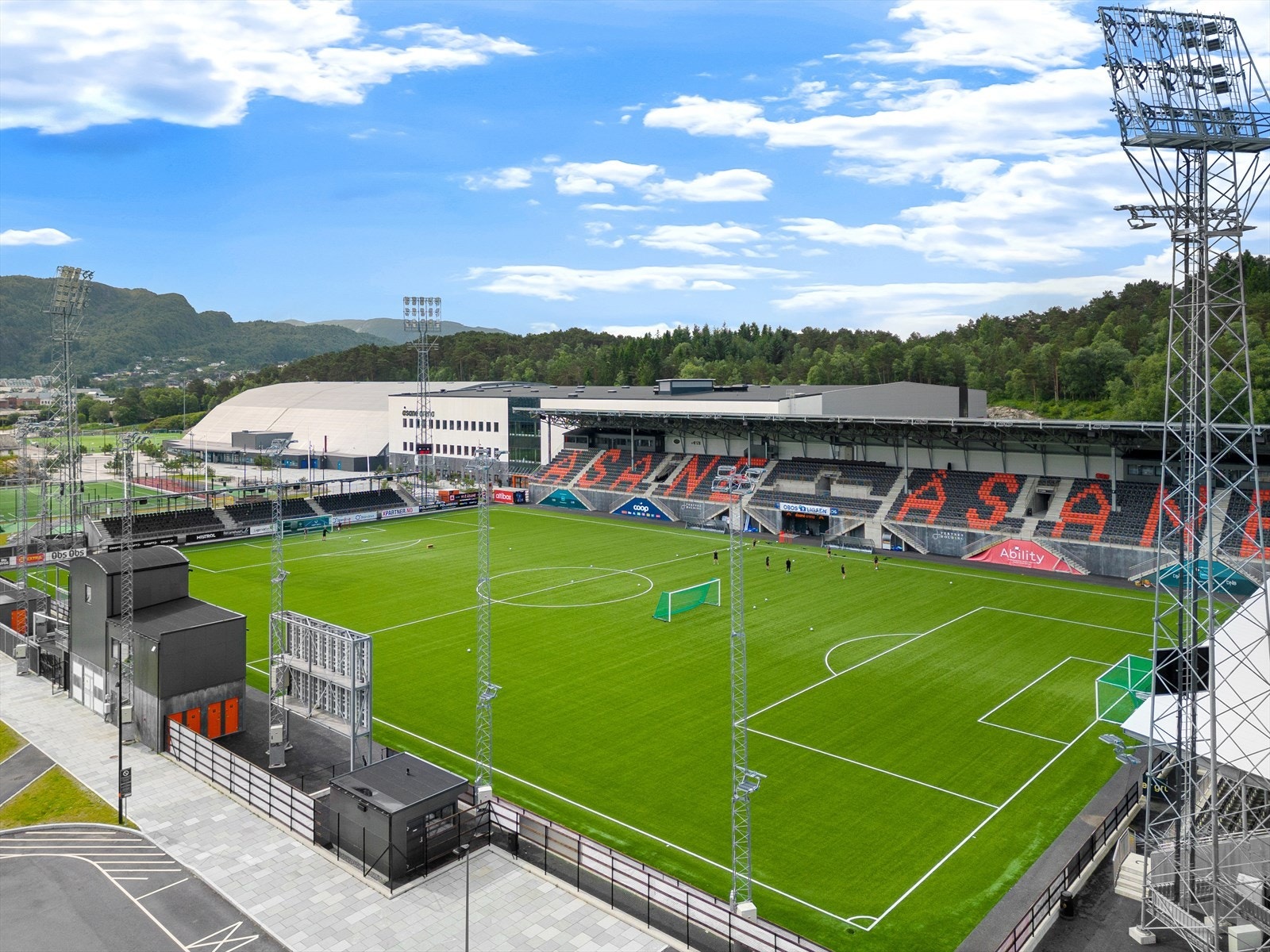 Flere idrettsanlegg, treningssentre og fritidstilbud i nærområdet. Like ved finner man bla. flere fotballbaner, ishall, håndballhall/flerbrukshall og et av nordens største klatresenter Galleribilde