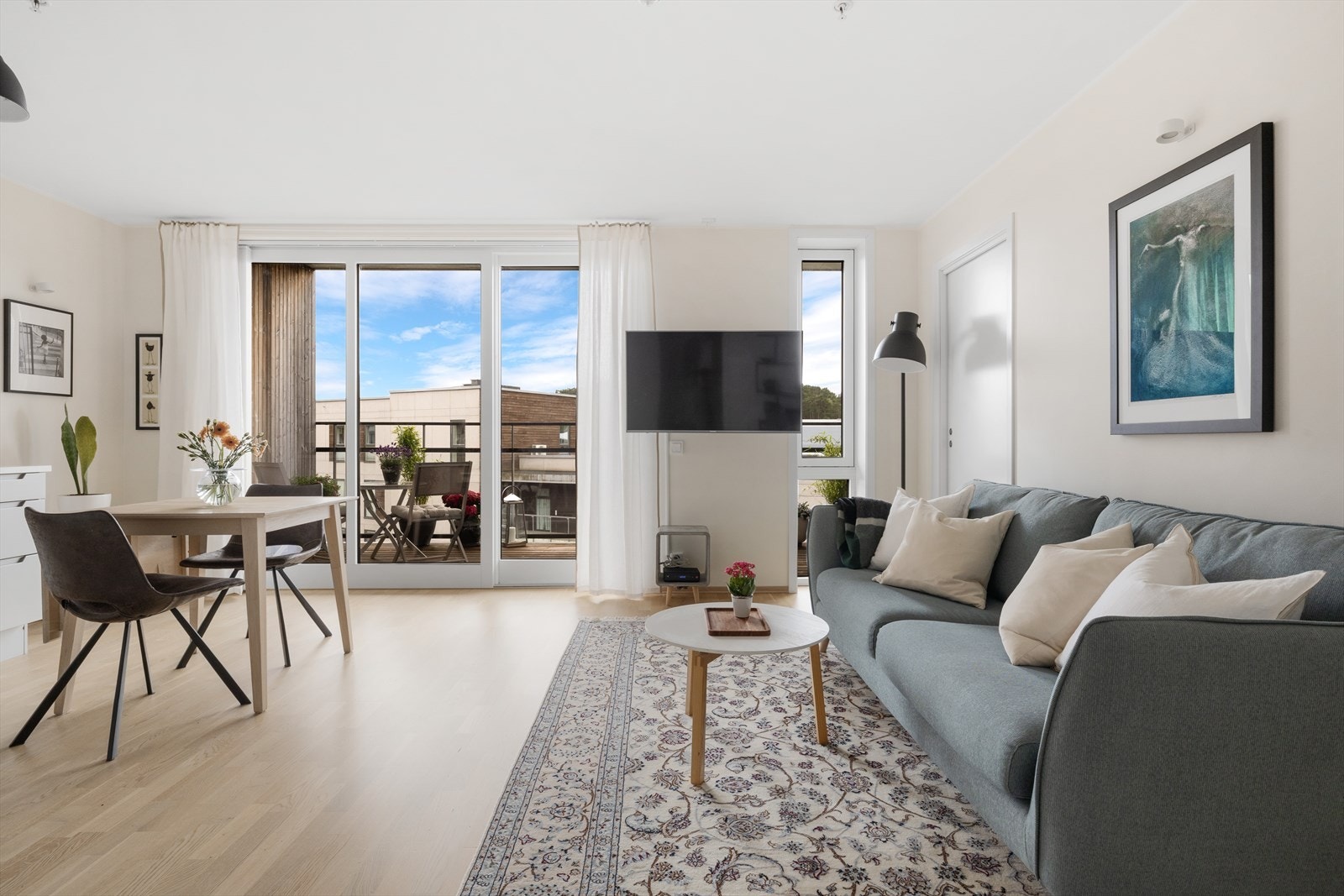 Takhøye vinduer sørger for godt lysinnslipp Galleribilde