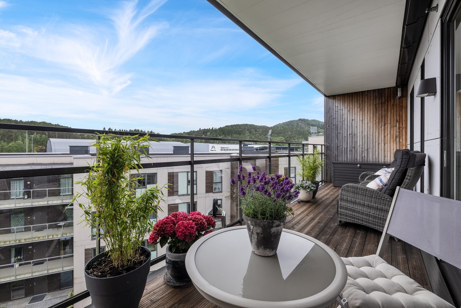 Solrik terrasse på 15 m² med takoverbygg Galleribilde