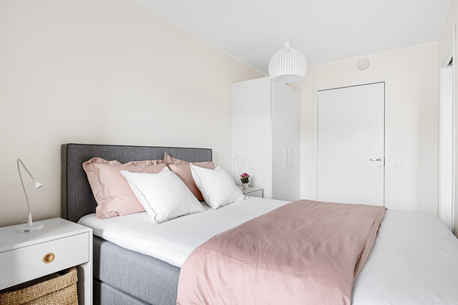 Fra soverommet er det tilkomst til den innvendige boden hvor det også er godt med oppbevaringsplass. Galleribilde