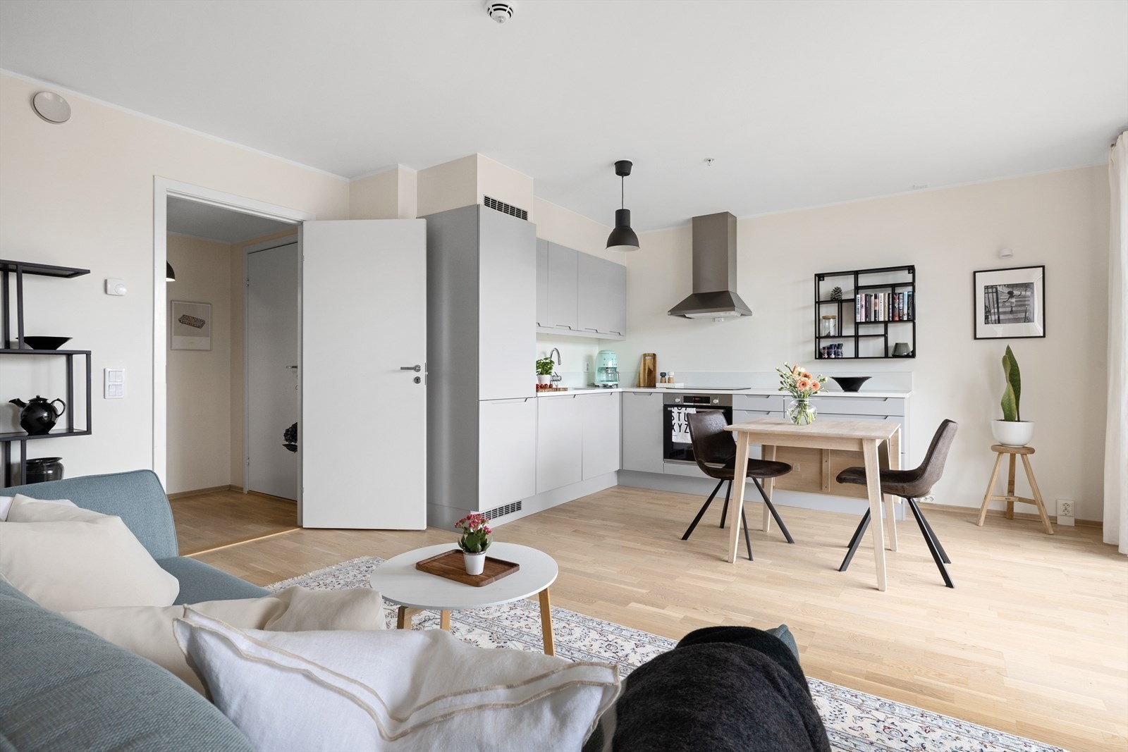 Nytt lekkert HTH kjøkken i 2022 med glatte fronter og steinbenkeplate. Galleribilde