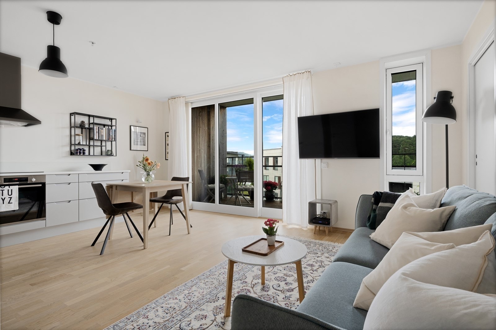 Stuen har en åpen kjøkkenløsning og har vannbåren gulvvarme. Galleribilde