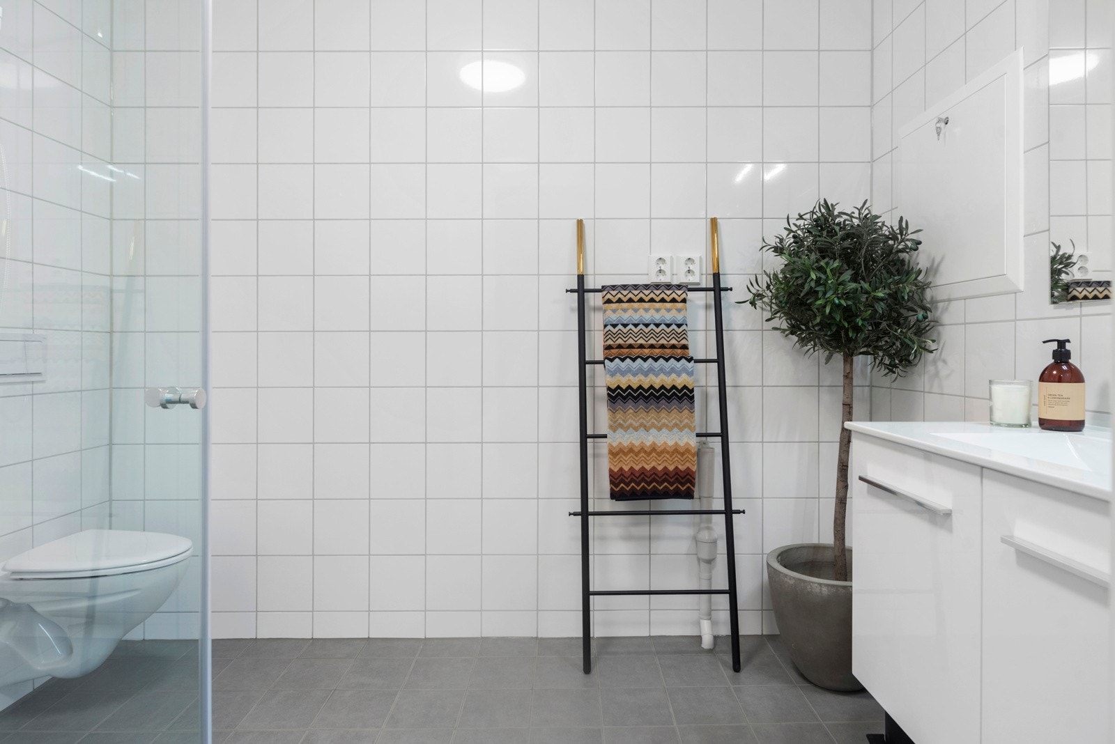 Flott, flislagt bad i 1. etasje. Galleribilde