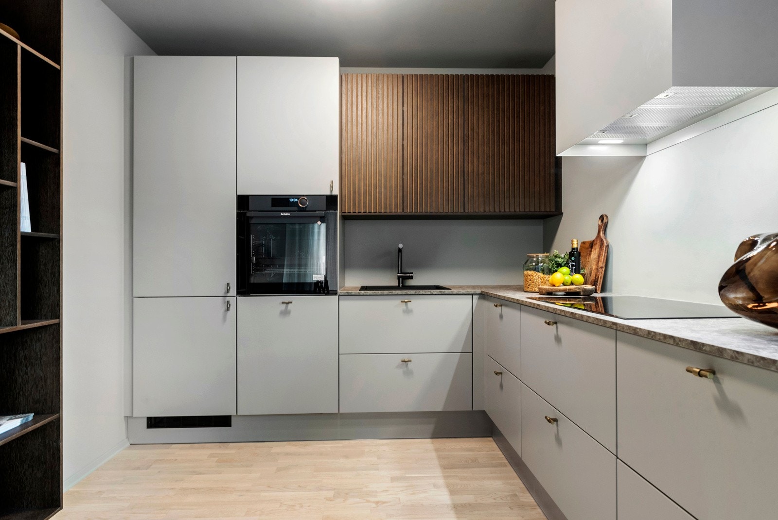 God skap- og benkeplass og integrerte hvitevarer med høy kvalitet. Galleribilde