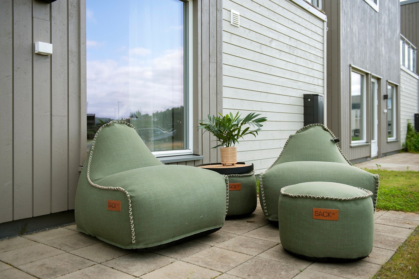 Det er også markterrasse med steinheller på baksiden av huset. Galleribilde