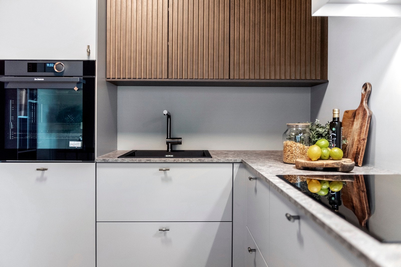 Tidsriktig og moderne uttrykk med bl.a. heltre eik overskap og samme farge på innredning og vegger/tak. Galleribilde