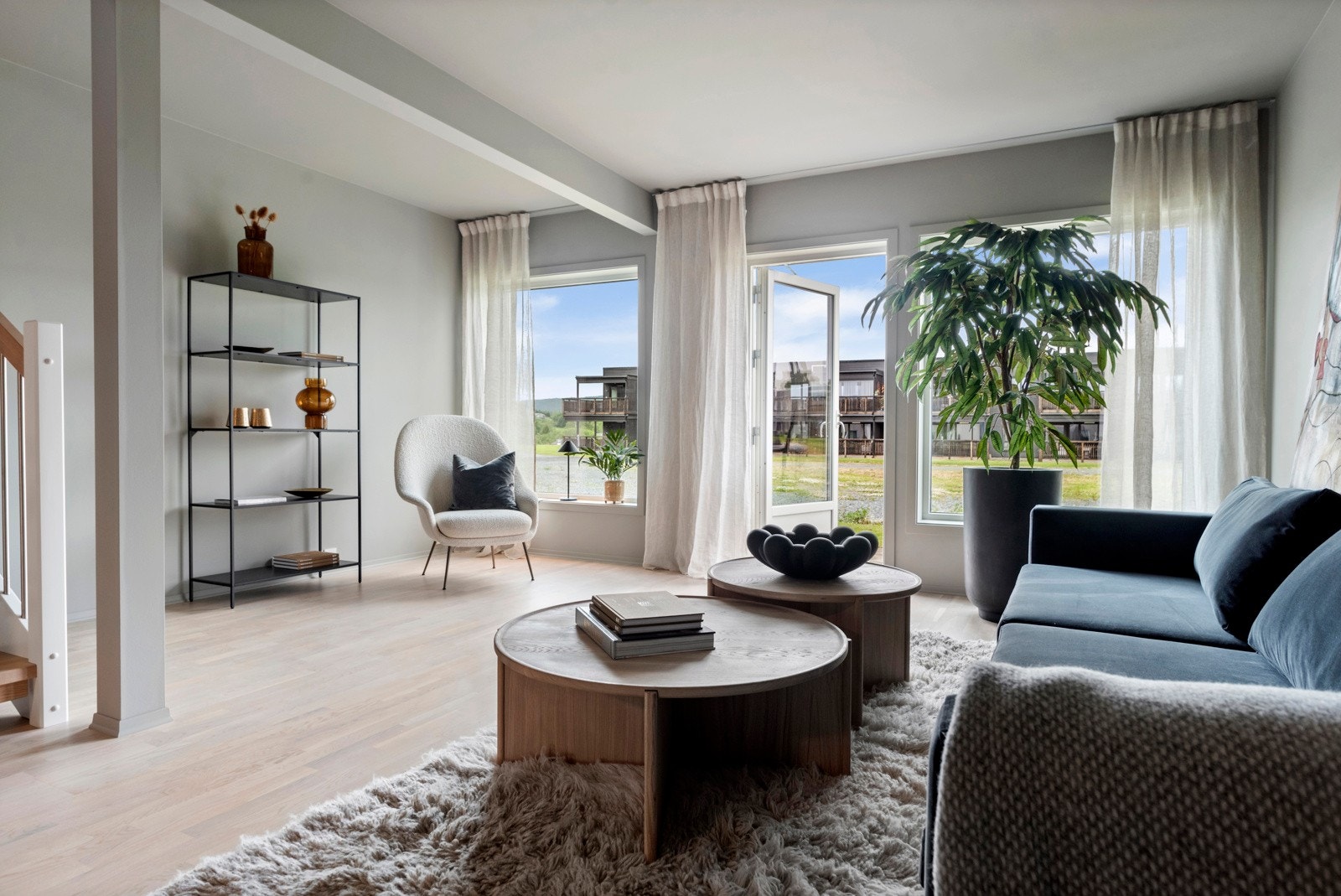 Innholdsrik og praktisk planløsning med bl.a. 2 stuer, 3 soverom, bad/vaskerom og ekstra toalettrom. Galleribilde