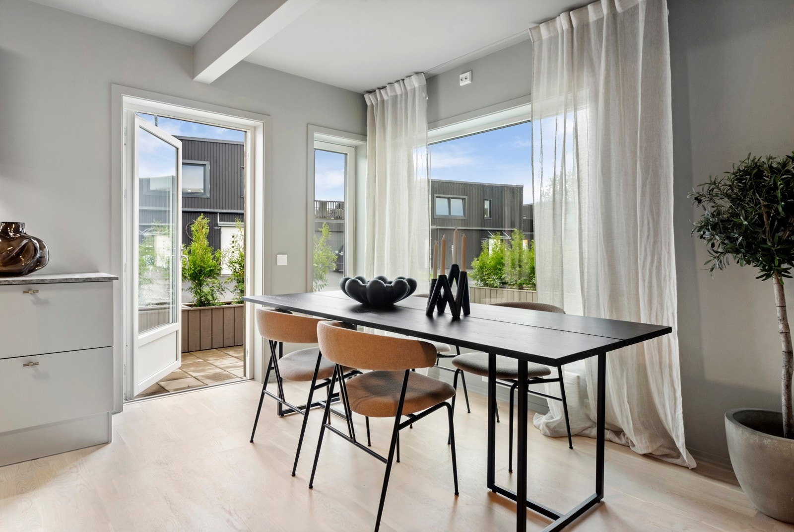 God plass til romslig spisebord på kjøkkenet. Direkte adkomst til markterrasse med steinheller. Galleribilde