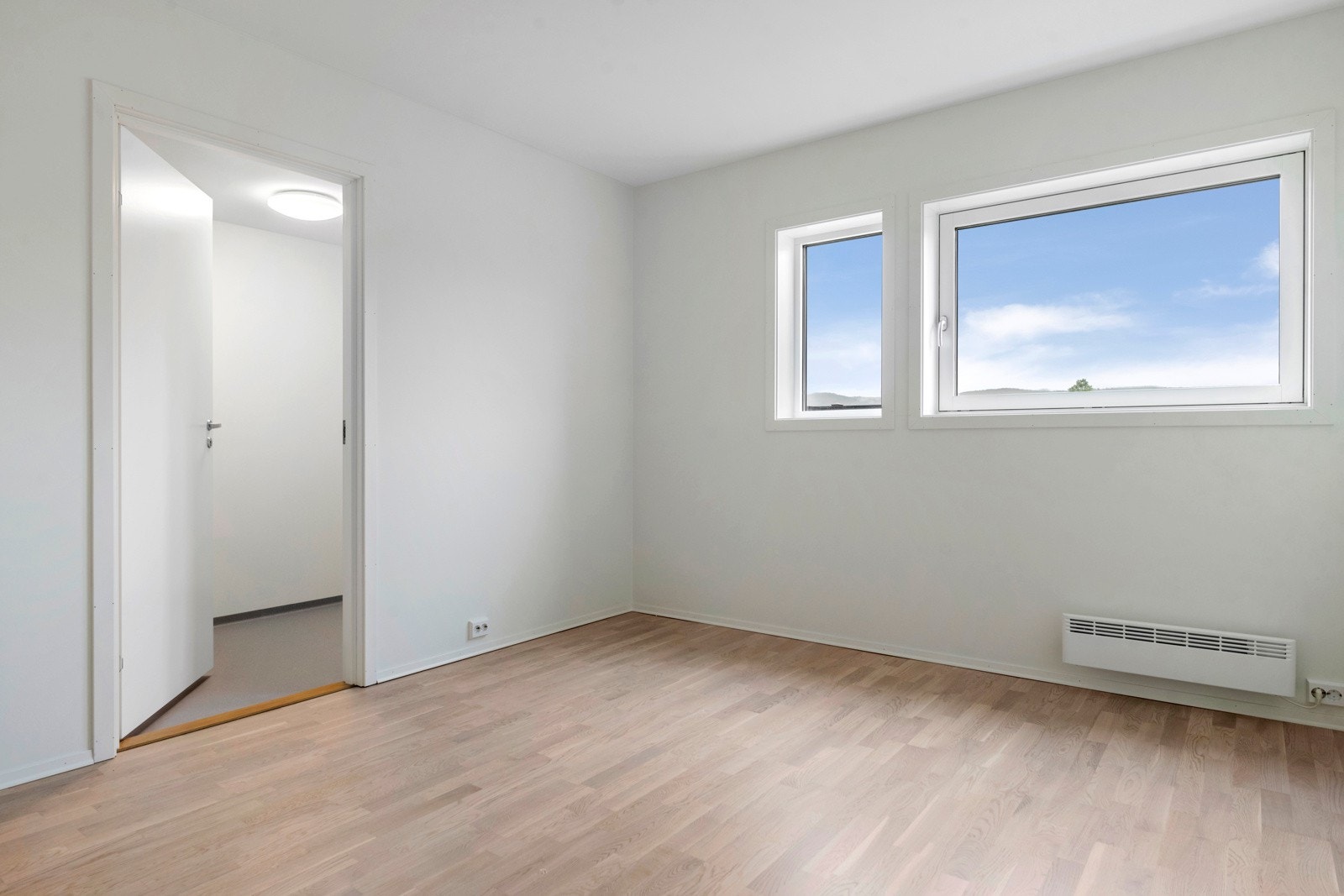 2. etasje inneholder 3 gode soverom på omtrent 14m², 8,5m² og 7m². Det største soverommet har adkomst til bod/teknisk rom. Galleribilde