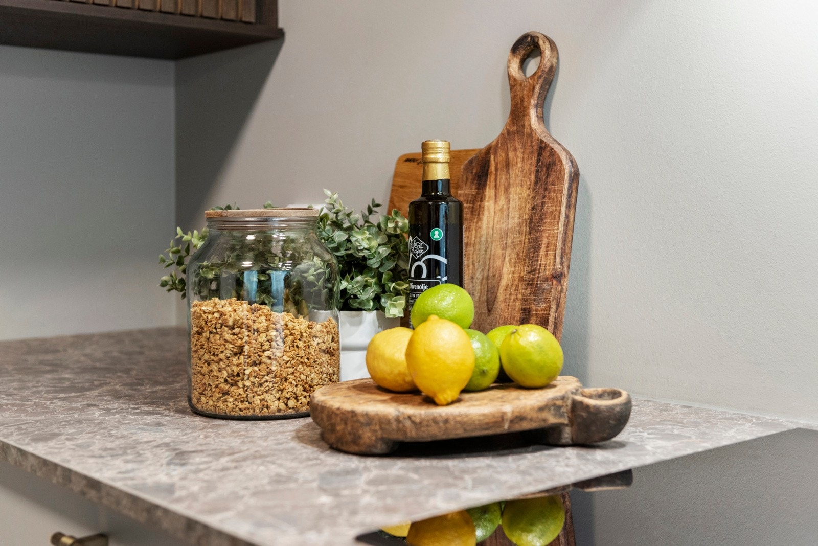 Følgende hvitevarer medfølger: stekeovn, induksjon platetopp, oppvaskmaskin og kombi kjøl/fryseskap. Galleribilde