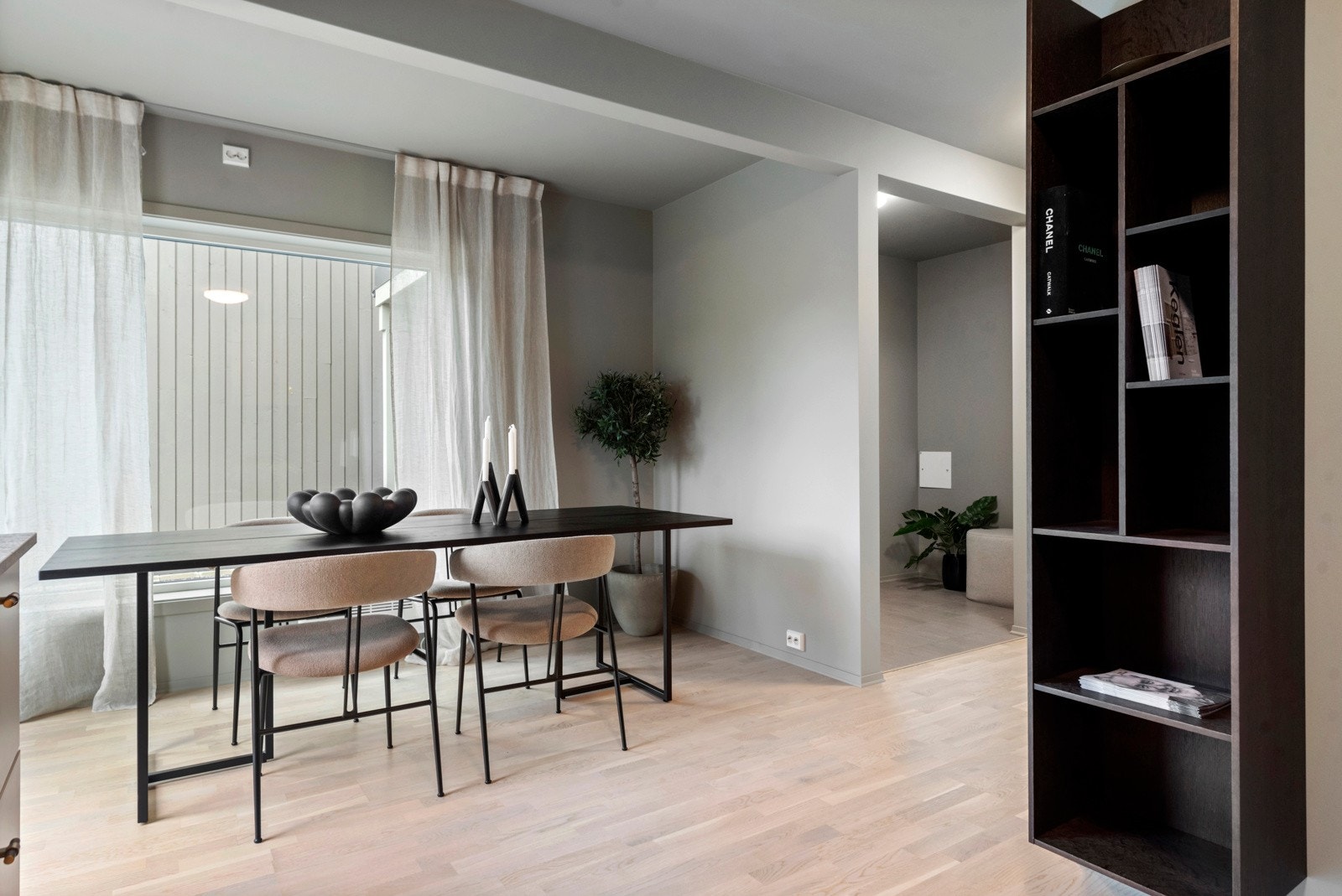 Så å si hele leiligheten er nylig malt opp med tidsriktige og moderne farger. Galleribilde