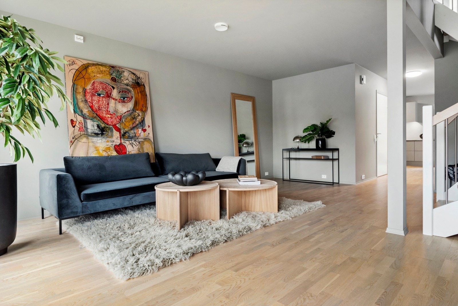 Størrelsen på stuen gir flere møbleringsmuligheter (ca. 30m² inkl. trapp). Galleribilde