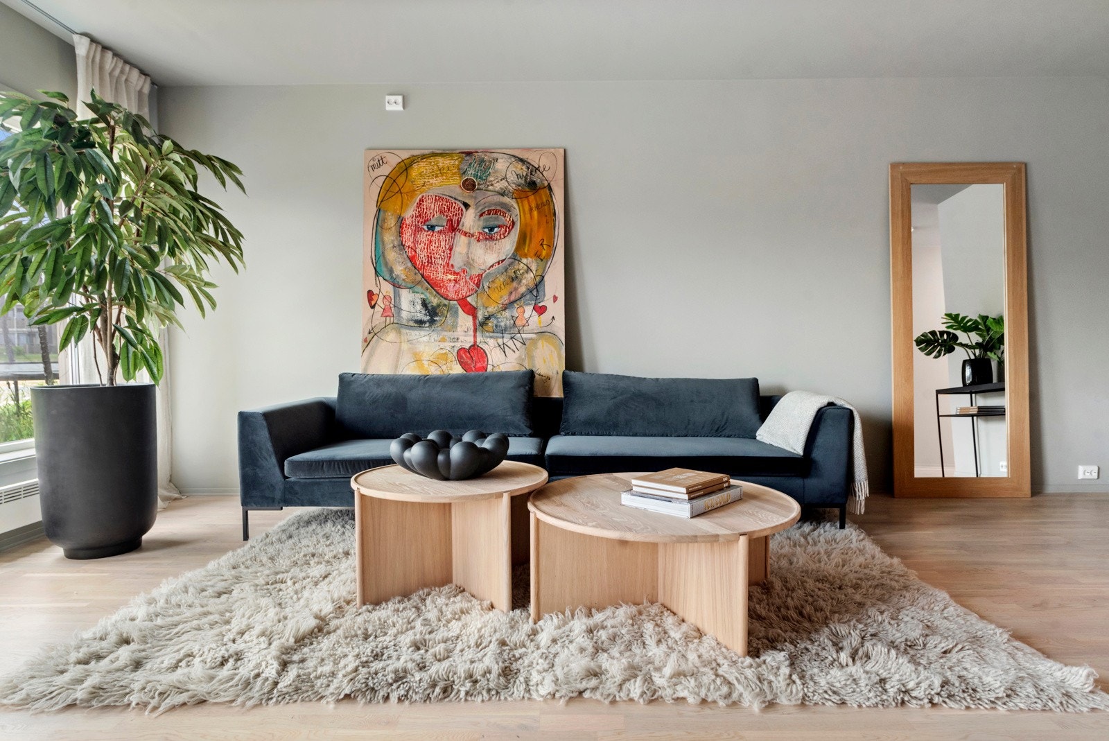 Lys og innbydende stue med med god plass til romslig sofaløsning. Galleribilde