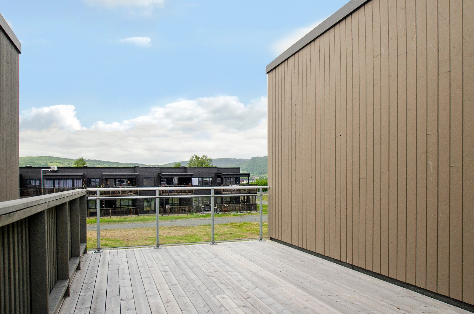 Skjermet terrass med fler møbleringsmuligheter. Glassrekkverk mot nord. Galleribilde