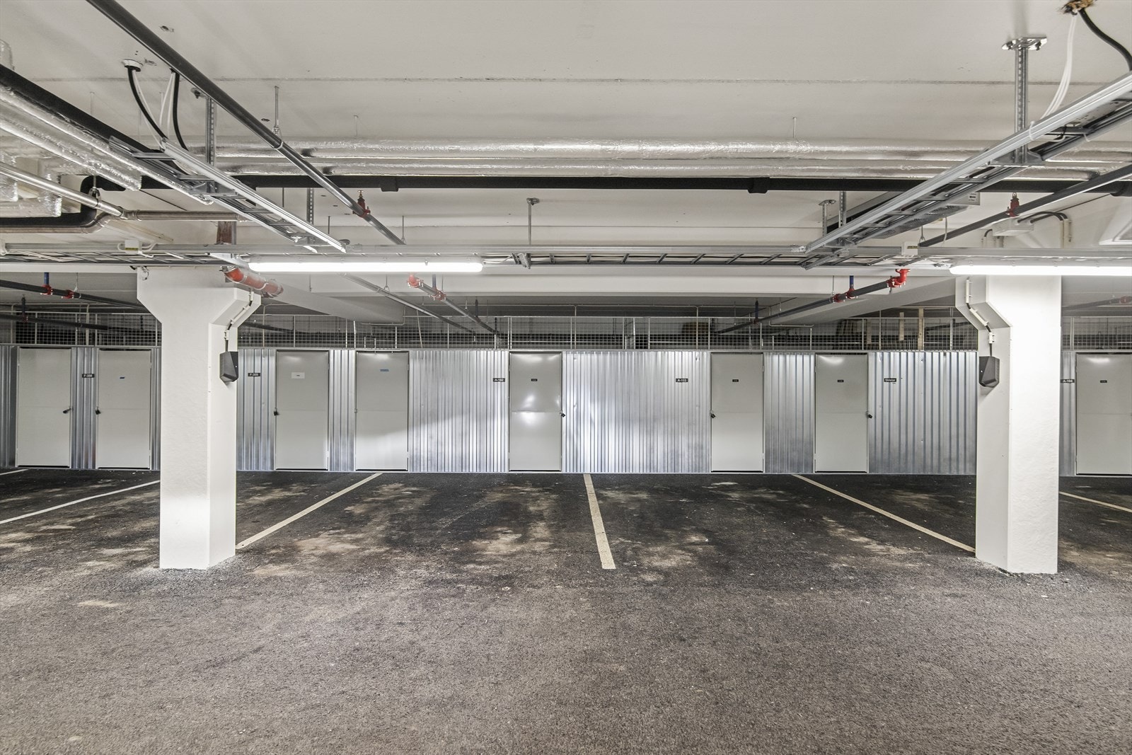 Leiligheten disponerer en fast parkeringsplass med elbillader i felles, lukket garasjeanlegg. Galleribilde