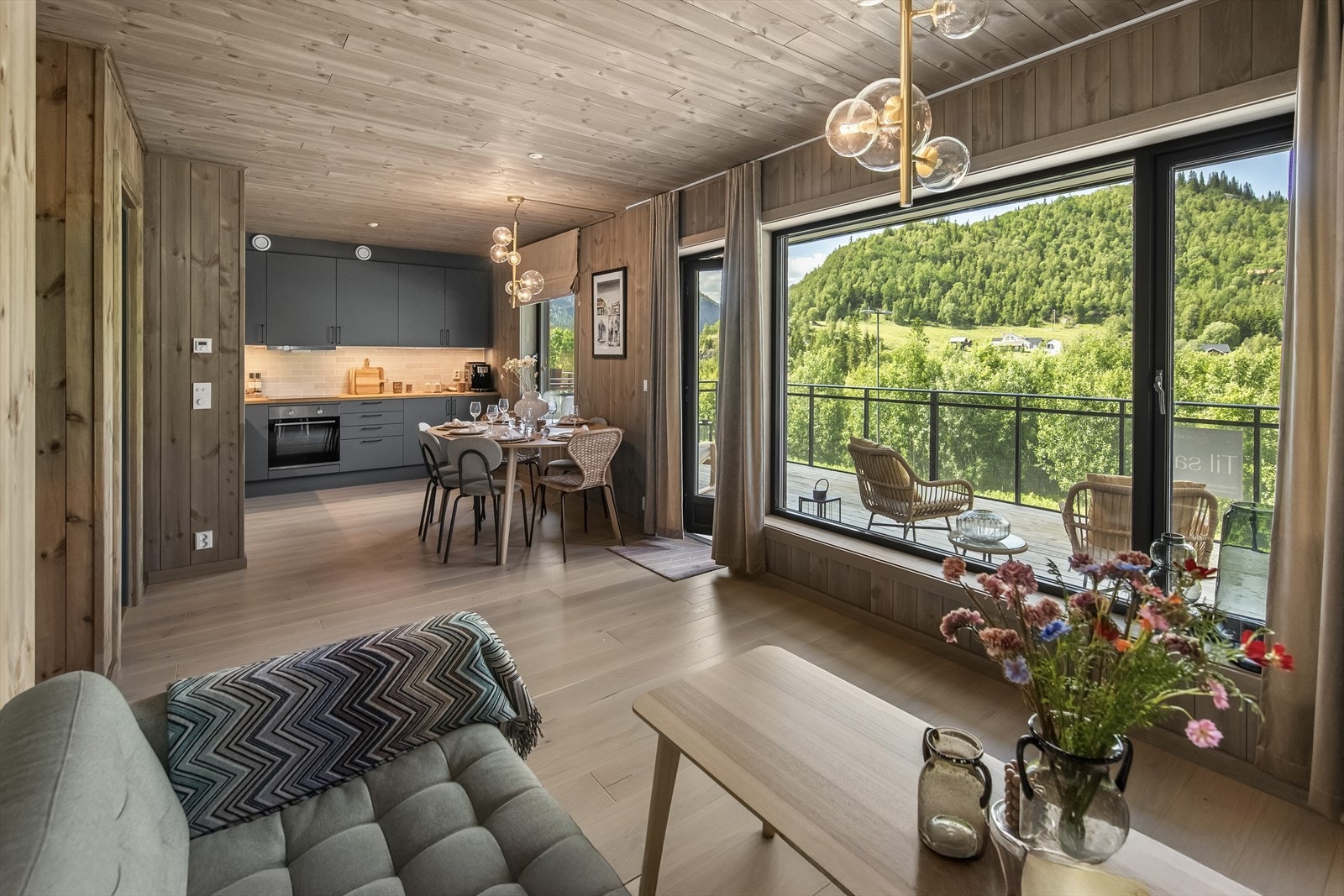 Velkommen til Lauparvegen 10 er en seksjonert 3-roms fritidsbolig i første etasje, med moderne standard fra 2023. Galleribilde