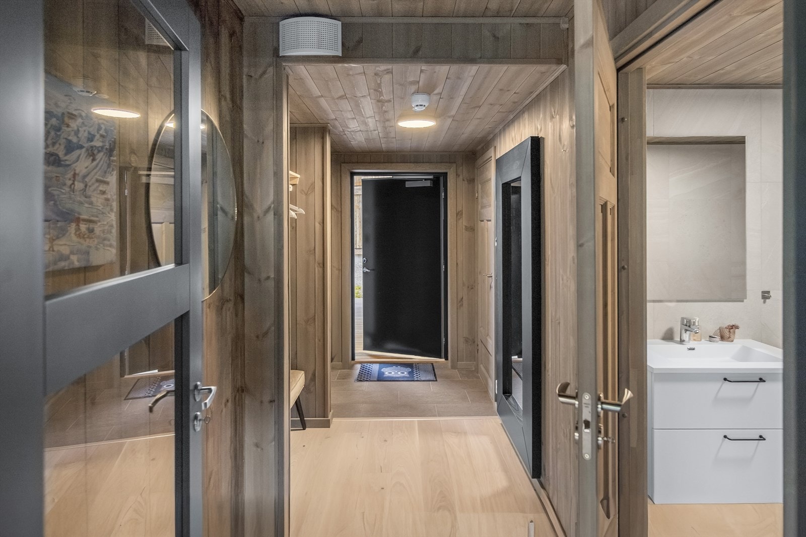 Leiligheten har egen inngang på nedre plan via felles, dels overbygd svalgang og her er det også praktisk adkomst til en disponibel bod hvor man kan sette fra seg ski- og turutstyr så man slipper å drasse med seg dette inn. Galleribilde