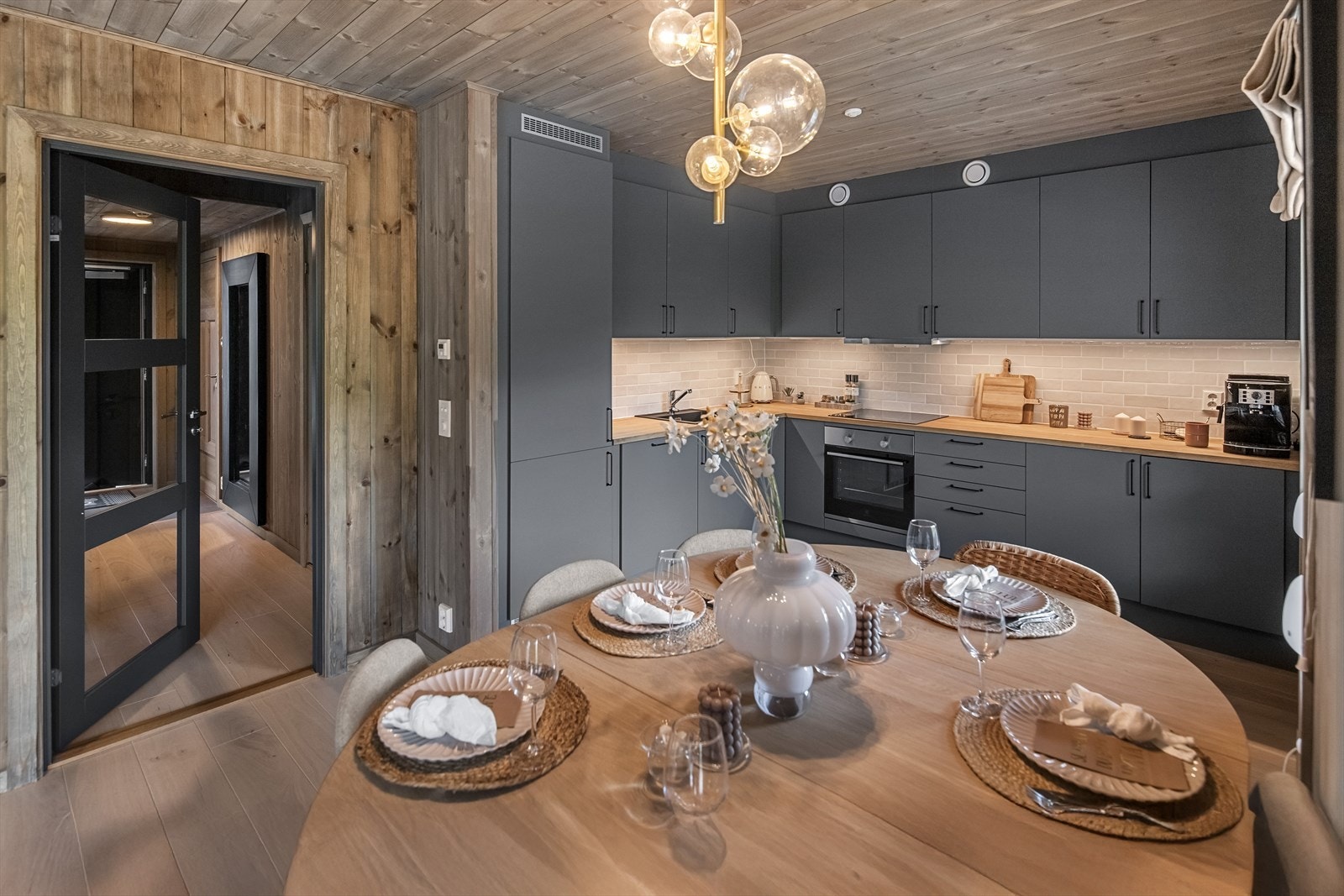 Kjøkkenet er bygget i en tradisjonell vinkel og holdt i samme, innbydende stil som resten av leiligheten. Galleribilde