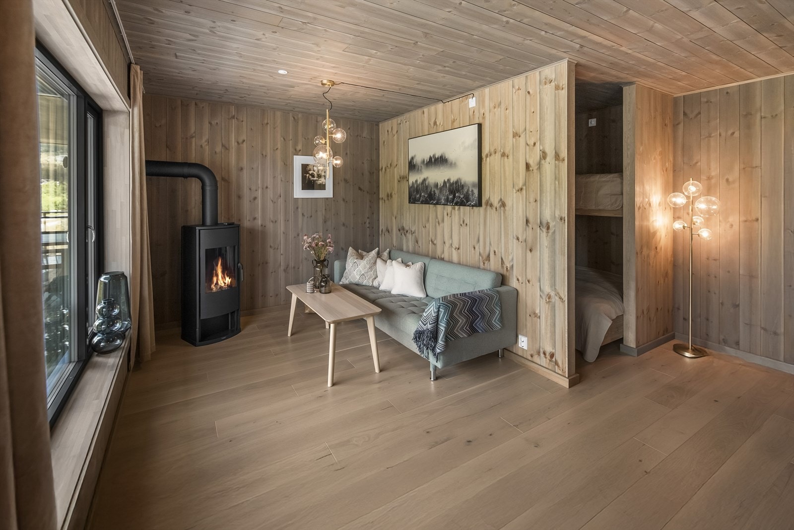 I stuen er det etablert en alkove for ekstra sengeplasser Galleribilde