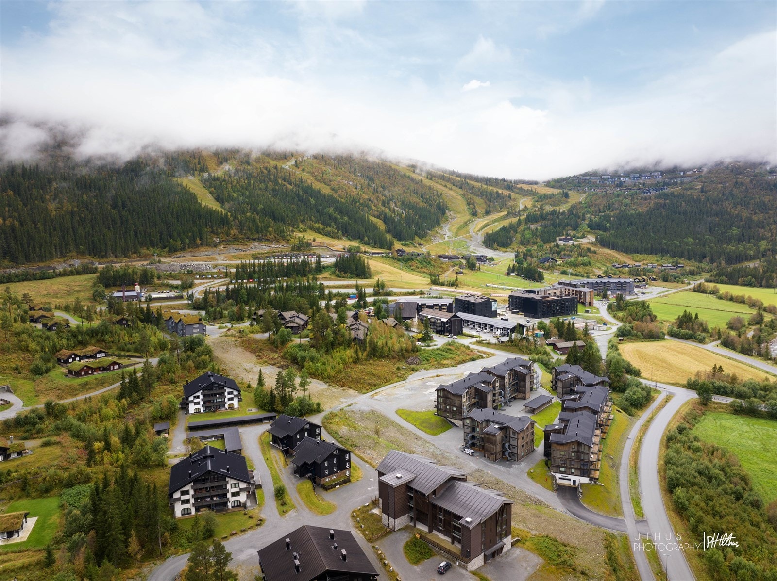 Her er det godt tilrettelagt for storslagne toppturer i det som betegnes som "De Skandinaviske Alper". Om sommeren byr området på bading i fjellvann, mulighet for rideturer og en rekke merkede sykkelruter. Galleribilde