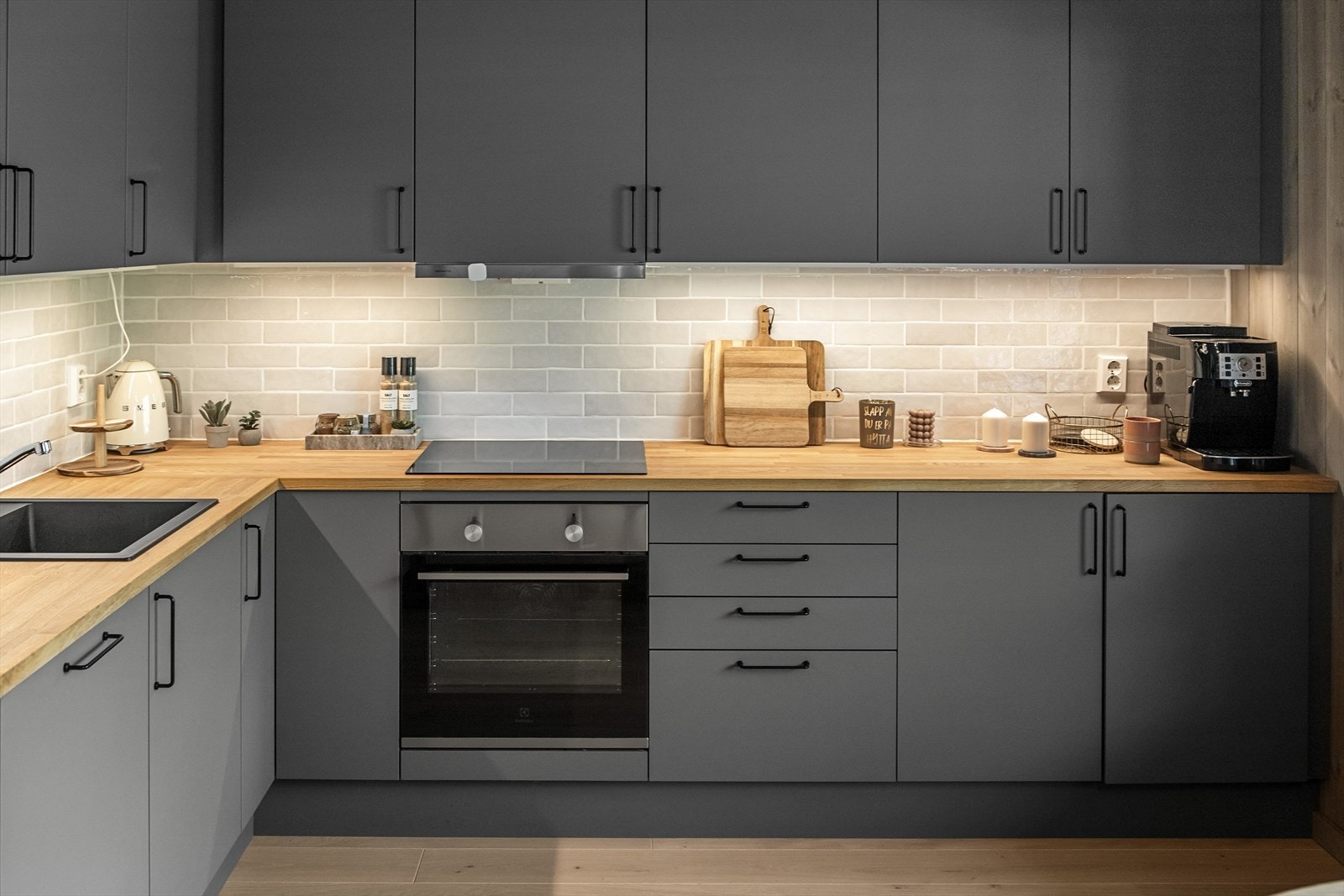 Alle hvitevarene er integrert og består av koketopp, stekeovn, oppvaskmaskin og kjøl/frys. Galleribilde