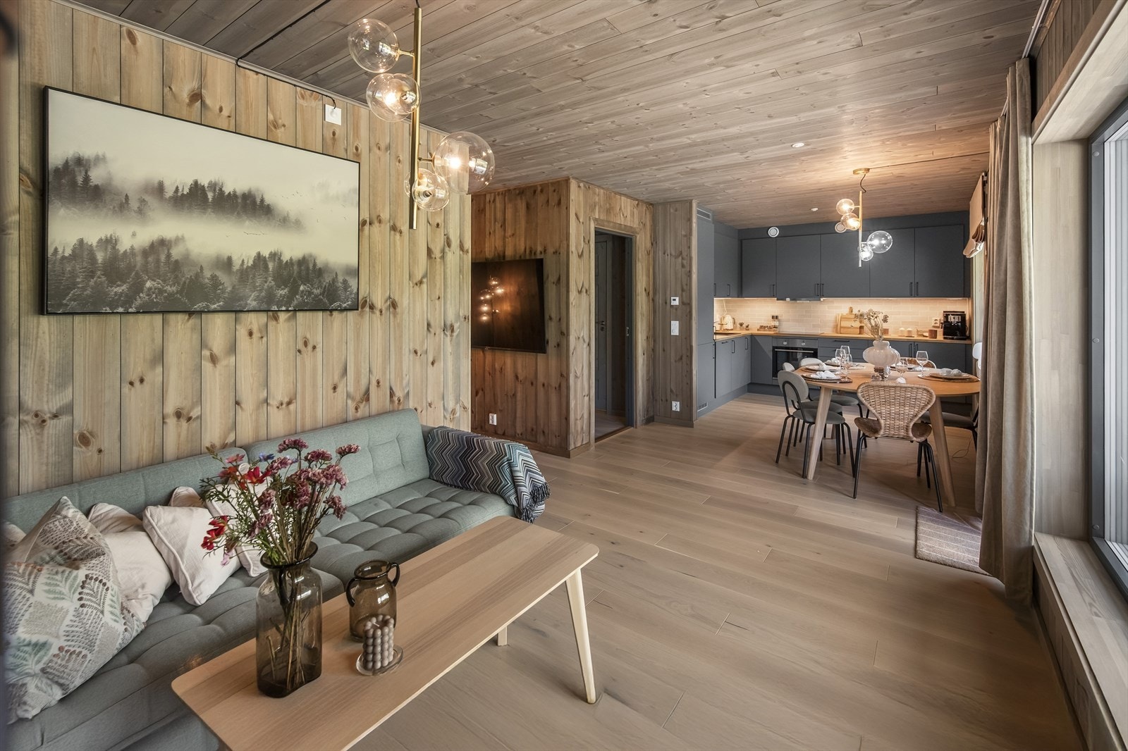 Hele rommet har samme lune stil som entreen og gir mange muligheter for møblering Galleribilde