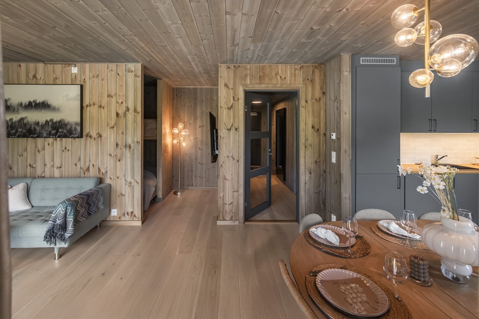 I grensen mot kjøkkenet er det plass til spisebord og i den andre enden er det rom for sofa og tv-løsning. Galleribilde