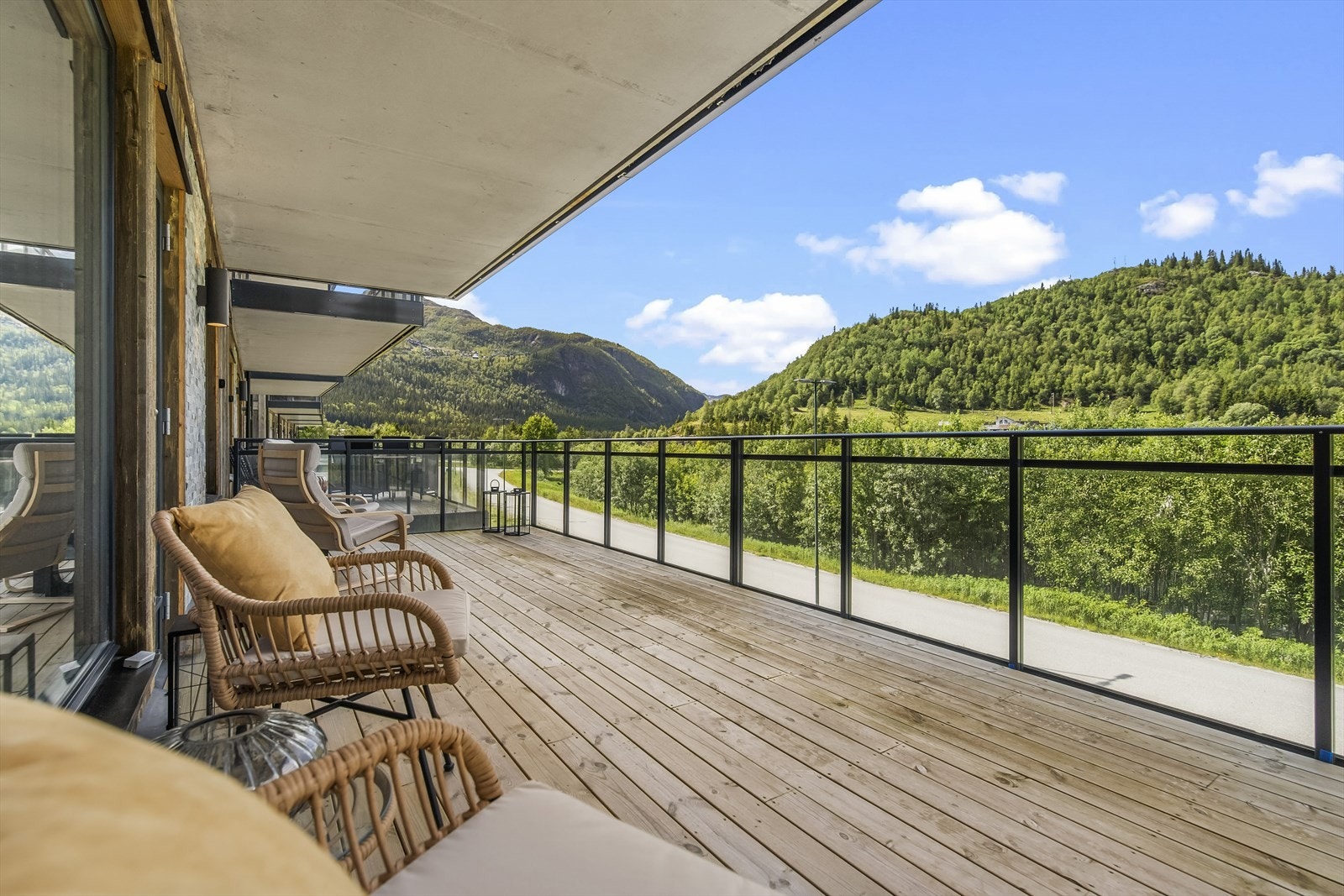 Balkongen har utgang fra stuen, og med et romslig areal på ca. 21 kvm er den perfekt til avslapping og måltider utendørs. Galleribilde