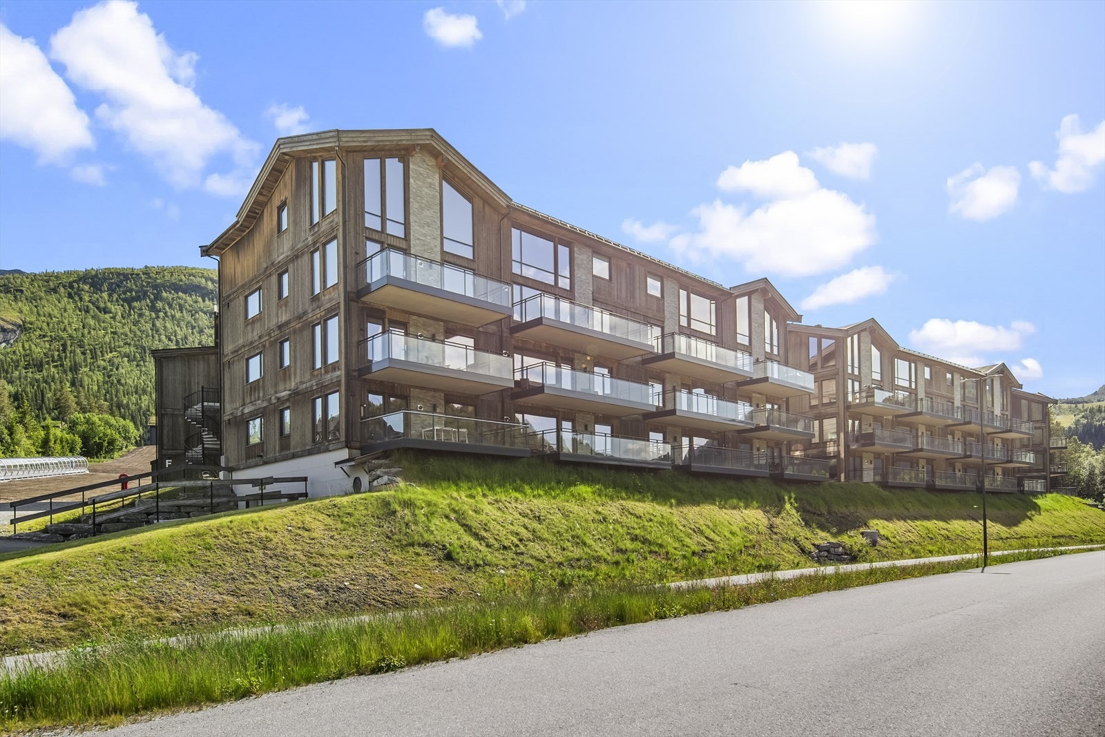 Velkommen til Lauparvegen 10! En høy 1.etasjes 3-roms fritidsbolig med moderne standard fra 2023. Galleribilde