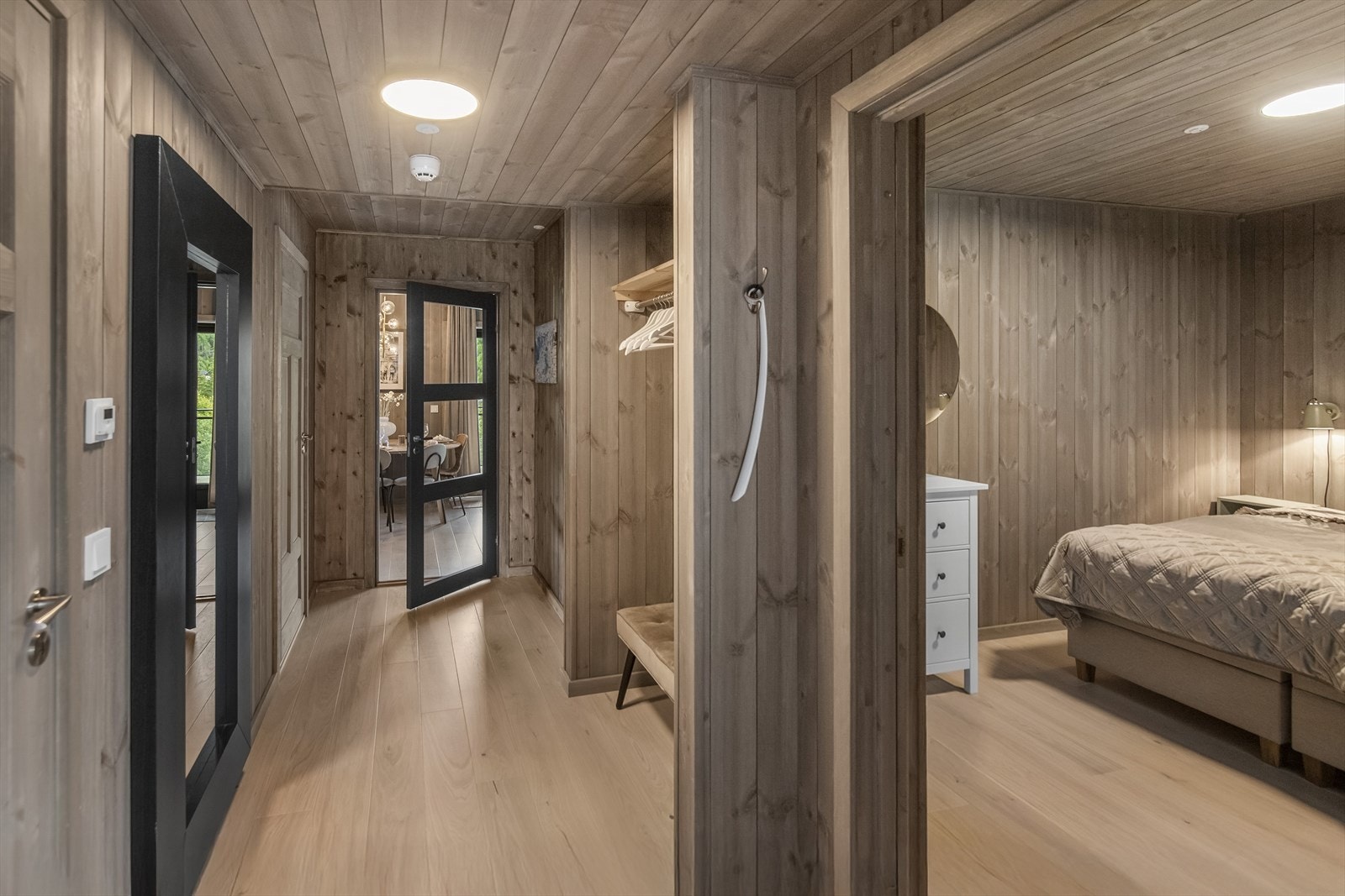 Entreen er et smakfullt rom i en lun og innbydende stil som gjenspeiler resten av leiligheten. Videre er det heis direkte opp fra garasjeanlegget. Galleribilde