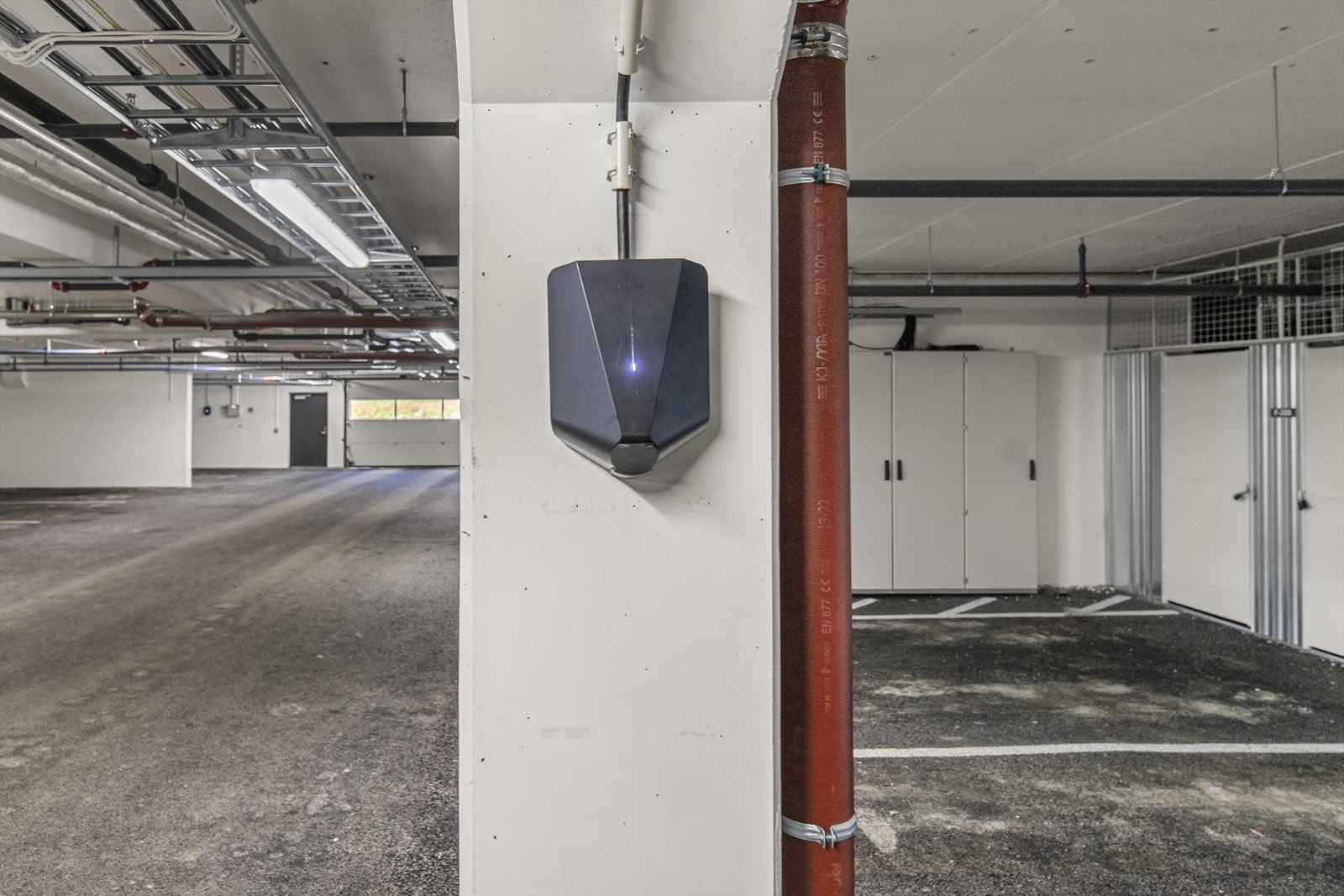 Leiligheten disponerer en fast parkeringsplass med elbillader i felles, lukket garasjeanlegg. Galleribilde