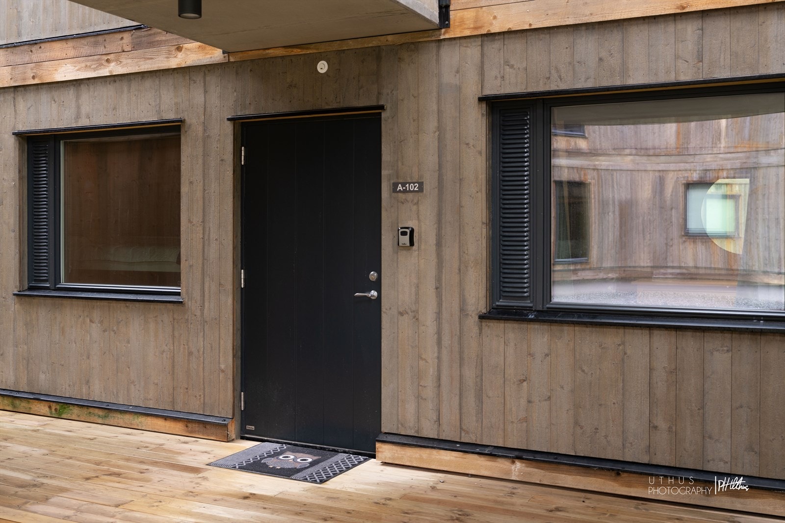 Leiligheten har egen inngang på nedre plan via felles, dels overbygd svalgang og her er det også praktisk adkomst til en disponibel bod hvor man kan sette fra seg ski- og turutstyr så man slipper å drasse med seg dette inn. Galleribilde