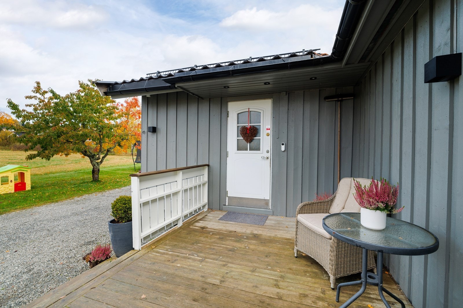 Pent inngangsparti med hyggelig terrasseplatting. Galleribilde